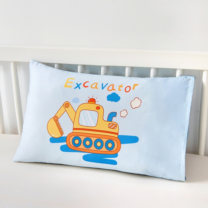 91家纺网 家纺一手货源 找家纺 梵赫 2025新款纯棉A类50*50数码卡通大版婴童套件幼儿园三件套 挖掘机