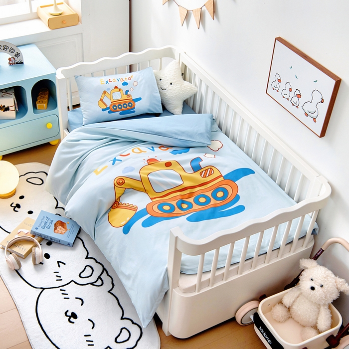 91家纺网 家纺一手货源 找家纺 梵赫 2025新款纯棉A类50*50数码卡通大版婴童套件幼儿园三件套 挖掘机