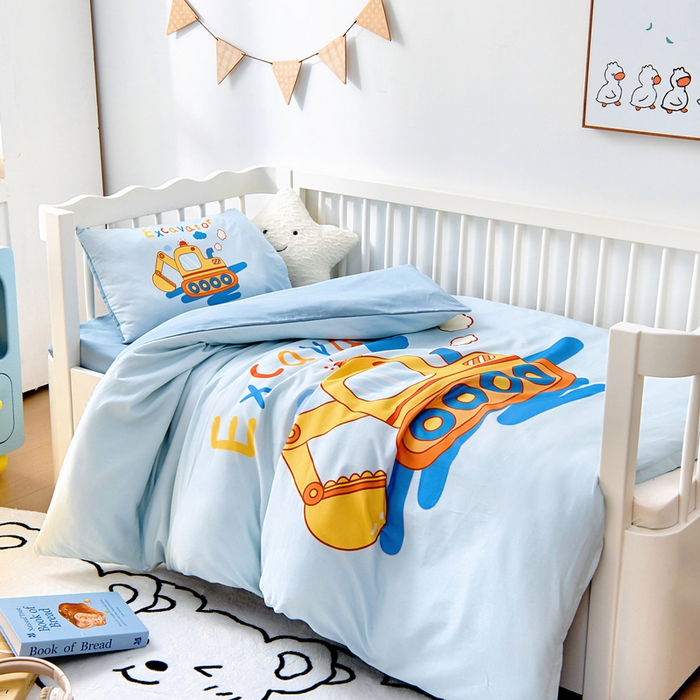 91家纺网 家纺一手货源 找家纺 梵赫 2025新款纯棉A类50*50数码卡通大版婴童套件幼儿园三件套 挖掘机