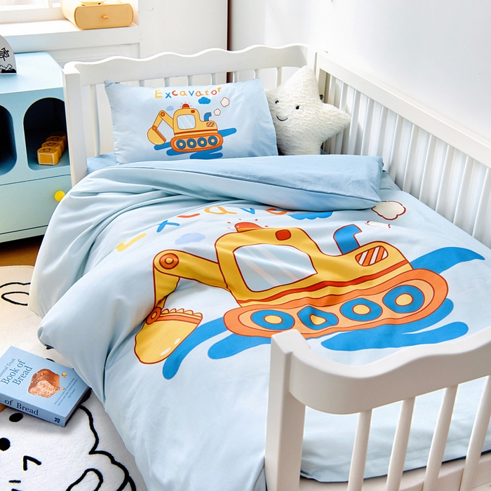 91家纺网 家纺一手货源 找家纺 梵赫 2025新款纯棉A类50*50数码卡通大版婴童套件幼儿园三件套 挖掘机