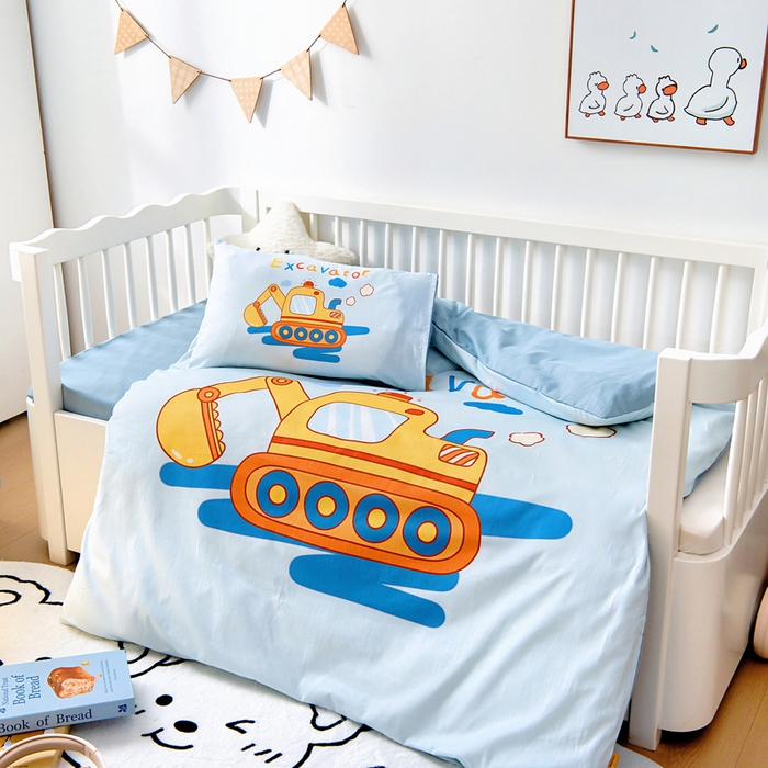 91家纺网 家纺一手货源 找家纺 梵赫 2025新款纯棉A类50*50数码卡通大版婴童套件幼儿园三件套 挖掘机