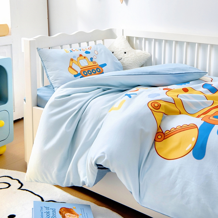 91家纺网 家纺一手货源 找家纺 梵赫 2025新款纯棉A类50*50数码卡通大版婴童套件幼儿园三件套 挖掘机