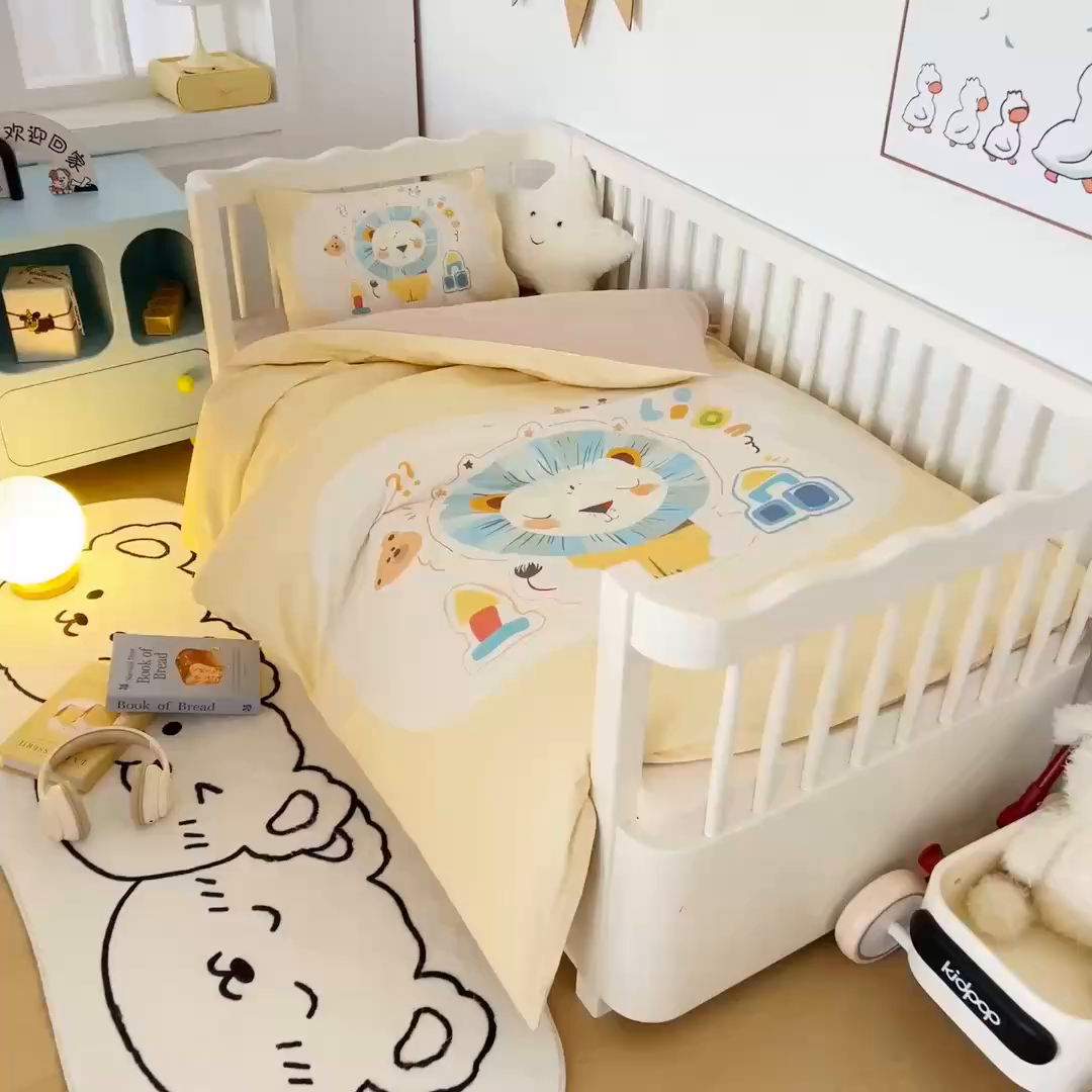 91家纺网 家纺一手货源 找家纺 梵赫 2025新款纯棉A类50*50数码卡通大版婴童套件幼儿园三件套 狮子先生