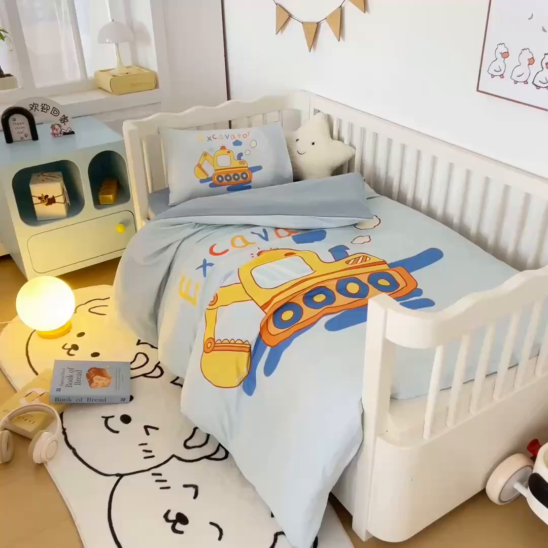 91家纺网 家纺一手货源 找家纺 梵赫 2025新款纯棉A类50*50数码卡通大版婴童套件幼儿园三件套 挖掘机