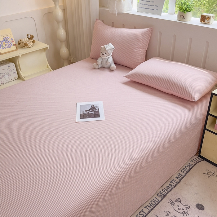 91家纺网 家纺一手货源 找家纺 晚依家纺 2025新款A类色织全棉纯棉水洗棉床笠单件纯棉格子纯色学生宿舍定制定做 密格-浅粉