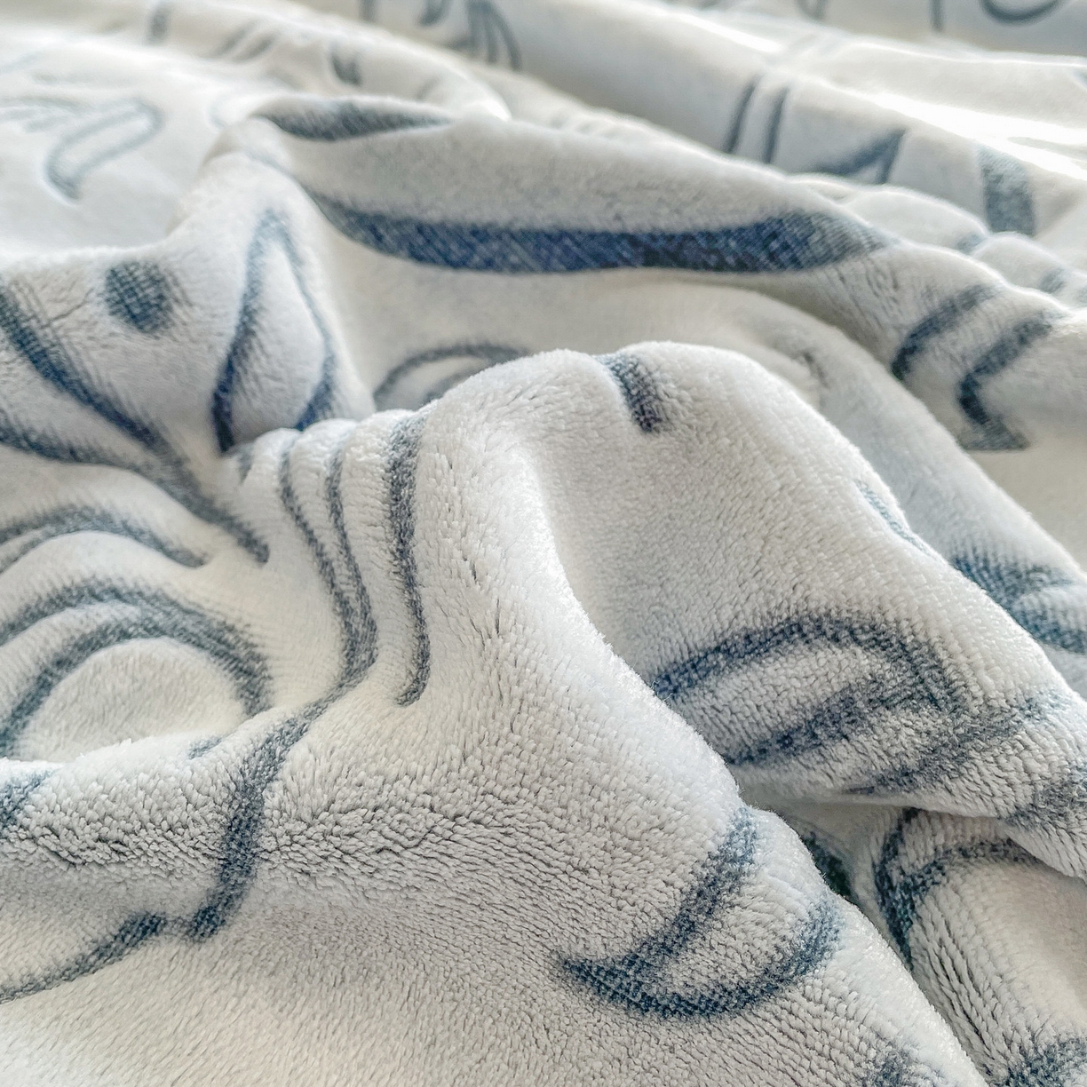 91家纺网 家纺一手货源 找家纺 来菲毛毯 2025新款高级感软糯保暖阳离子毛毯剪花复合毯可铺盖多功能办公盖毯 蓝色