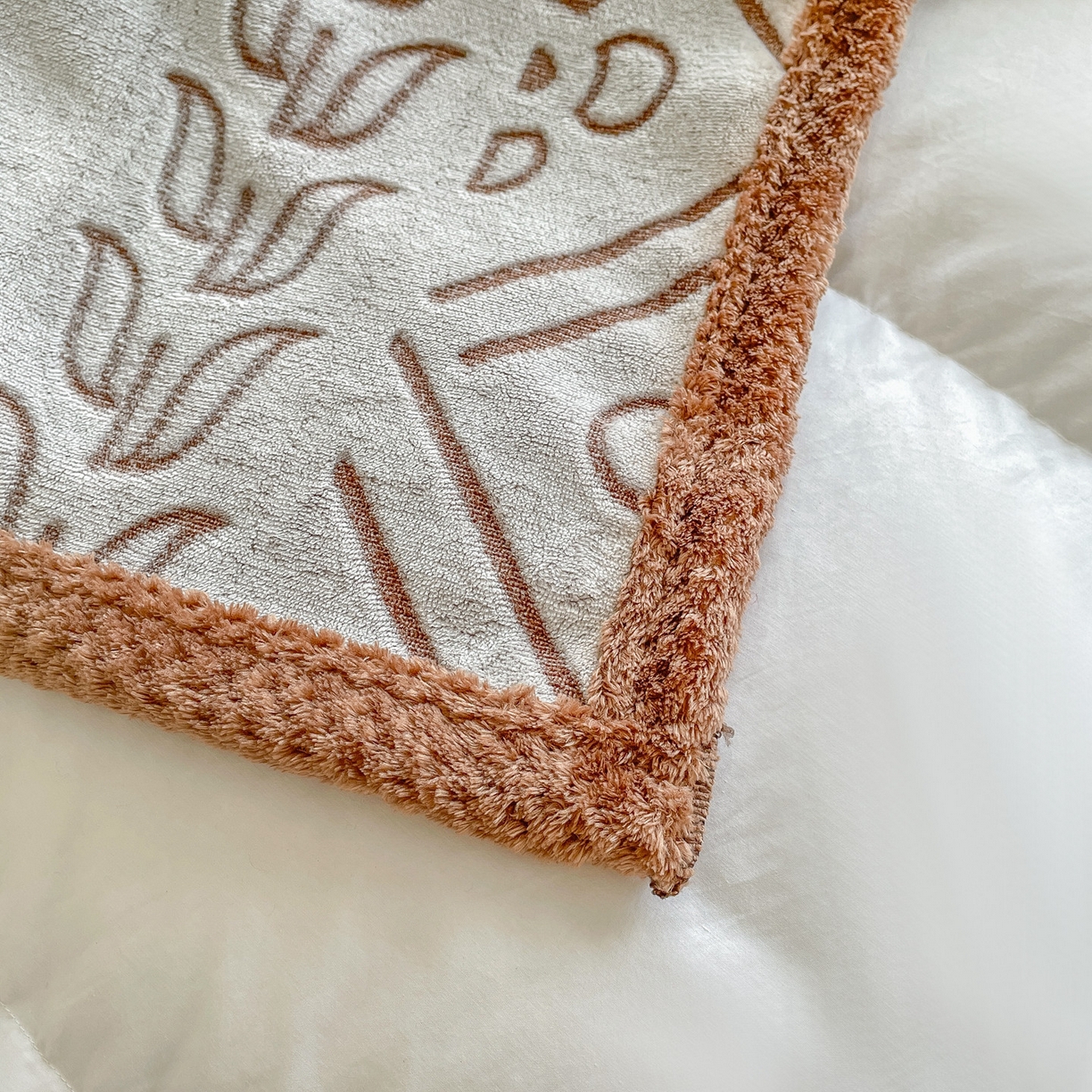 91家纺网 家纺一手货源 找家纺 来菲毛毯 2025新款高级感软糯保暖阳离子毛毯剪花复合毯可铺盖多功能办公盖毯 咖色