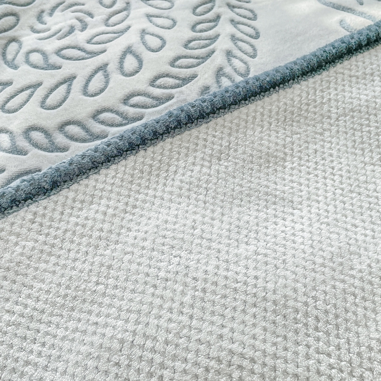 91家纺网 家纺一手货源 找家纺 来菲毛毯 2025新款高级感软糯保暖阳离子毛毯剪花复合毯可铺盖多功能办公盖毯 蓝色