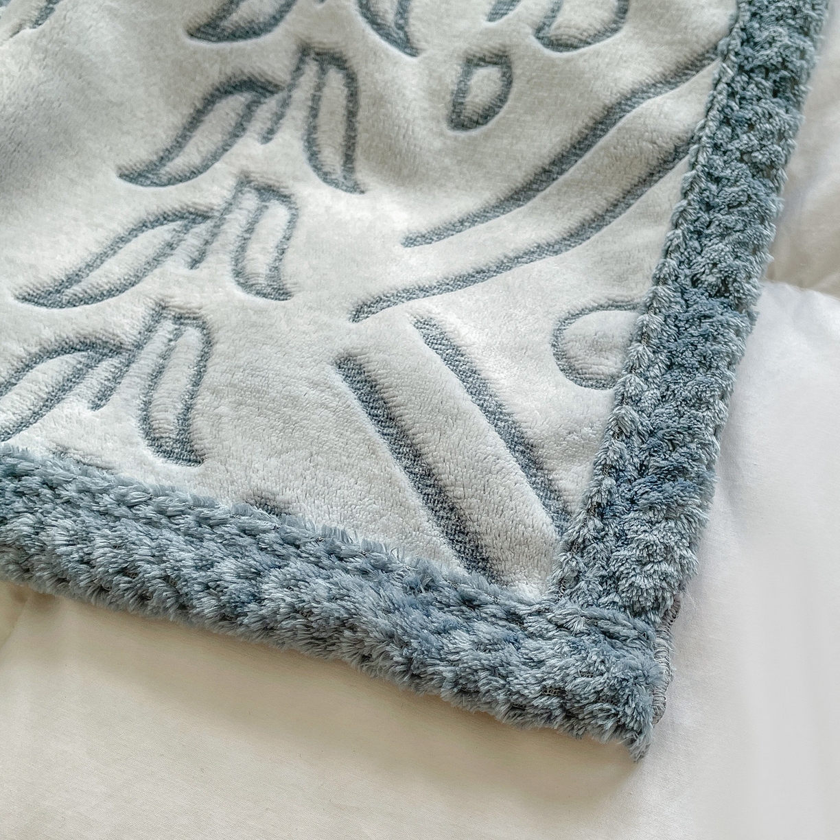 91家纺网 家纺一手货源 找家纺 来菲毛毯 2025新款高级感软糯保暖阳离子毛毯剪花复合毯可铺盖多功能办公盖毯 蓝色