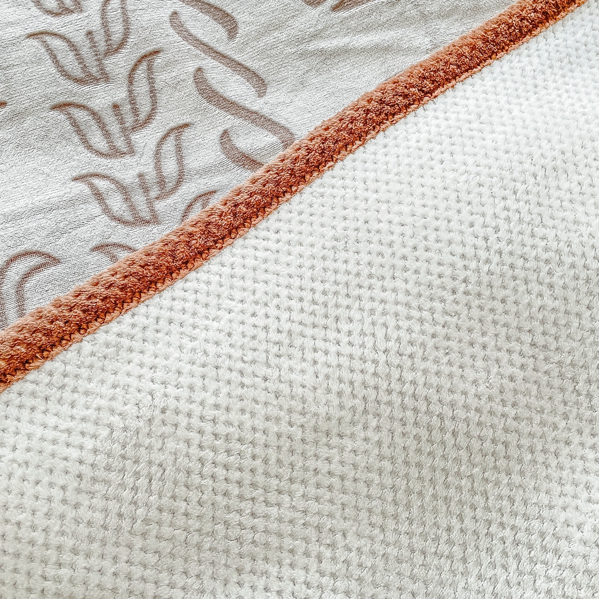 91家纺网 家纺一手货源 找家纺 来菲毛毯 2025新款高级感软糯保暖阳离子毛毯剪花复合毯可铺盖多功能办公盖毯 咖色