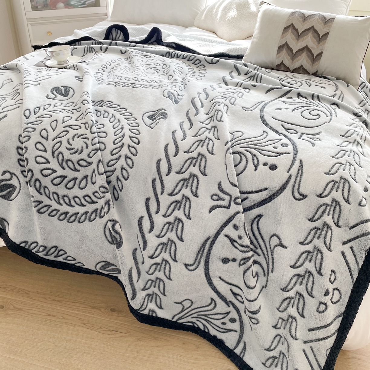 91家纺网 家纺一手货源 找家纺 来菲毛毯 2025新款高级感软糯保暖阳离子毛毯剪花复合毯可铺盖多功能办公盖毯 黑色