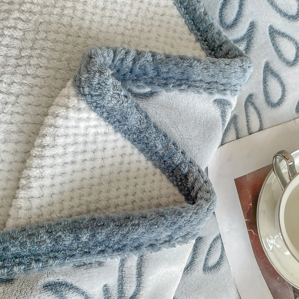 91家纺网 家纺一手货源 找家纺 来菲毛毯 2025新款高级感软糯保暖阳离子毛毯剪花复合毯可铺盖多功能办公盖毯 蓝色