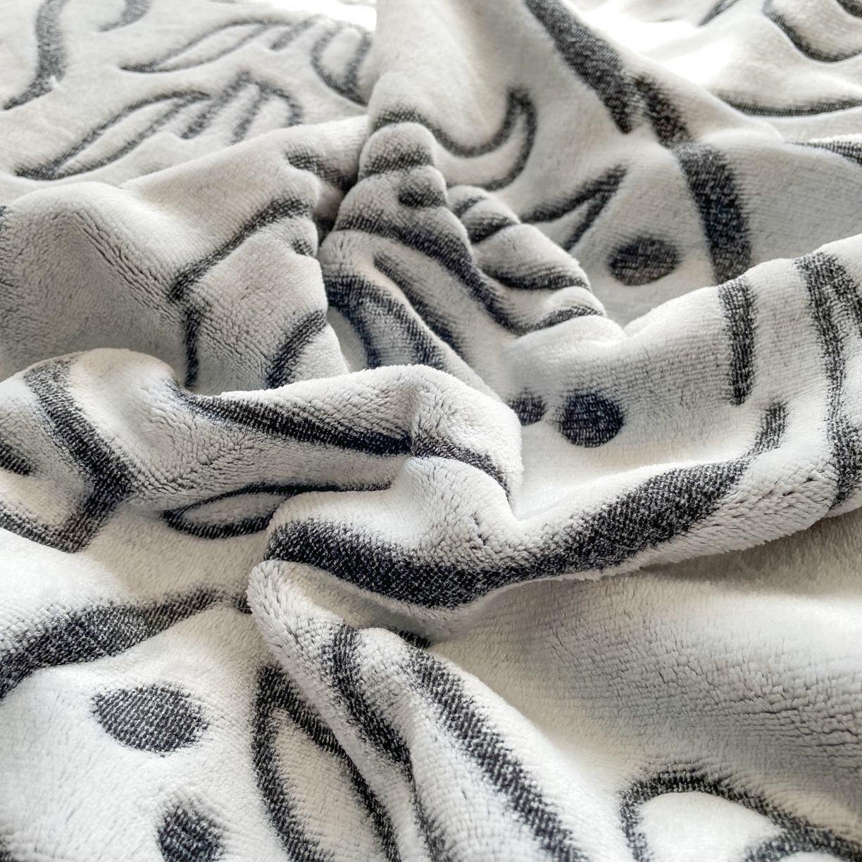 91家纺网 家纺一手货源 找家纺 来菲毛毯 2025新款高级感软糯保暖阳离子毛毯剪花复合毯可铺盖多功能办公盖毯 黑色