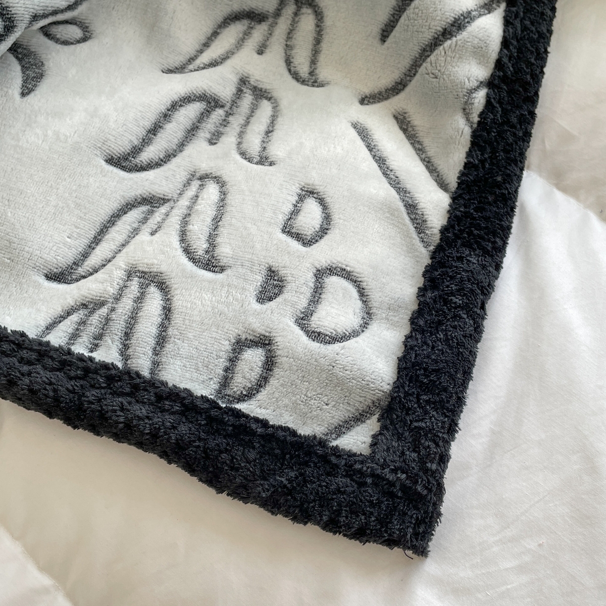 91家纺网 家纺一手货源 找家纺 来菲毛毯 2025新款高级感软糯保暖阳离子毛毯剪花复合毯可铺盖多功能办公盖毯 黑色