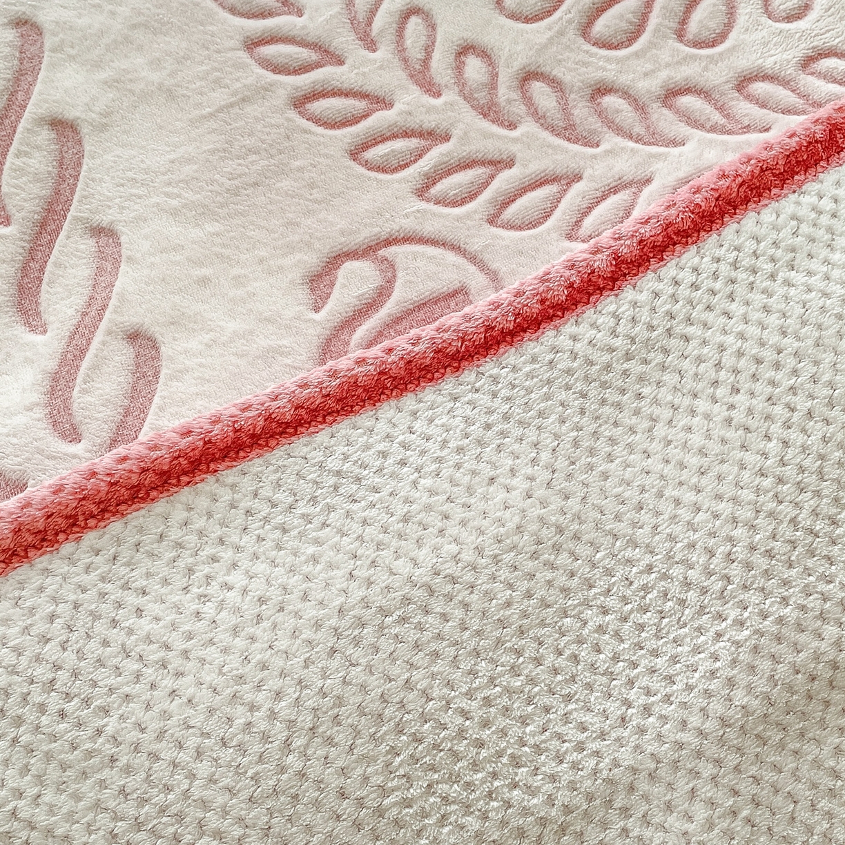 91家纺网 家纺一手货源 找家纺 来菲毛毯 2025新款高级感软糯保暖阳离子毛毯剪花复合毯可铺盖多功能办公盖毯 粉色