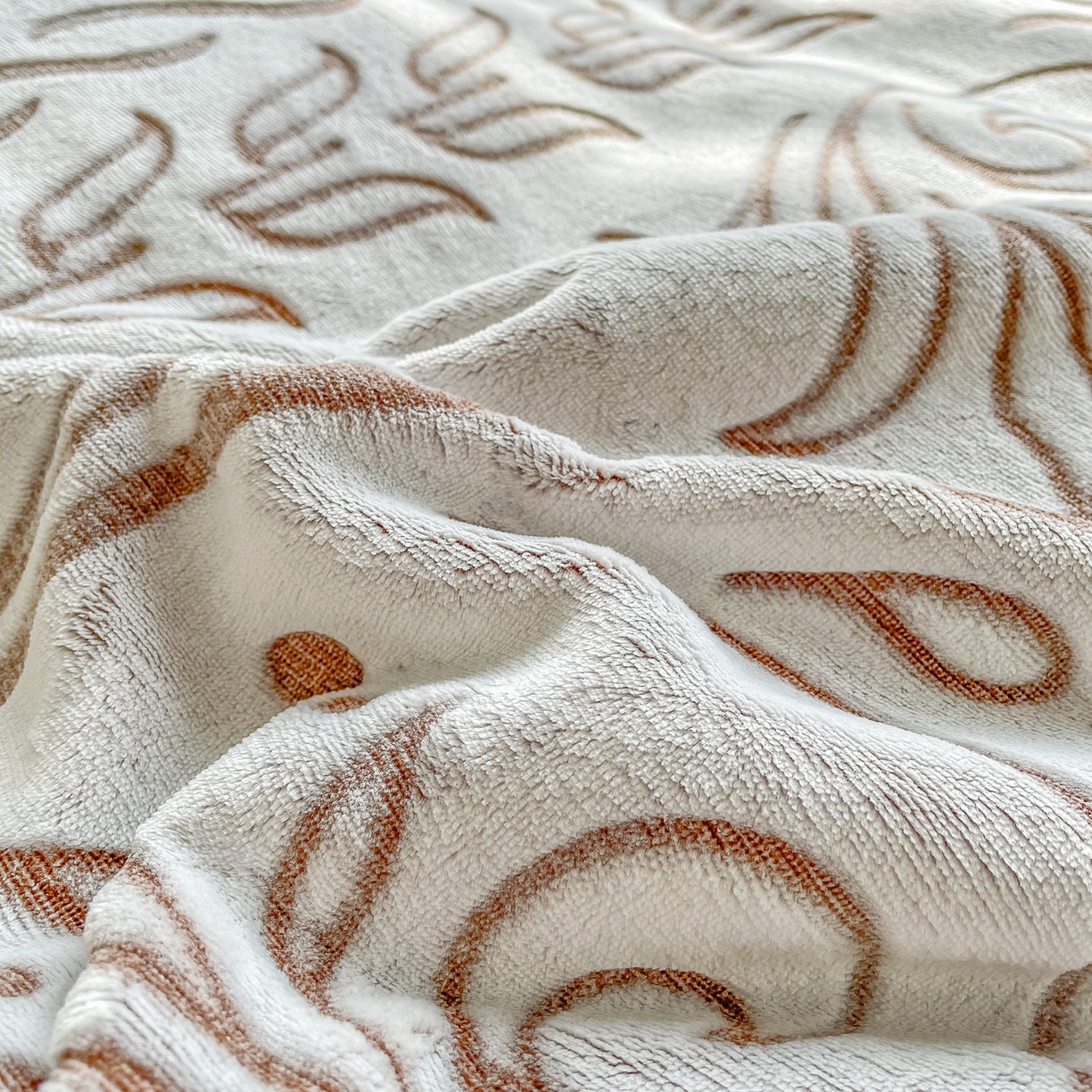 91家纺网 家纺一手货源 找家纺 来菲毛毯 2025新款高级感软糯保暖阳离子毛毯剪花复合毯可铺盖多功能办公盖毯 咖色