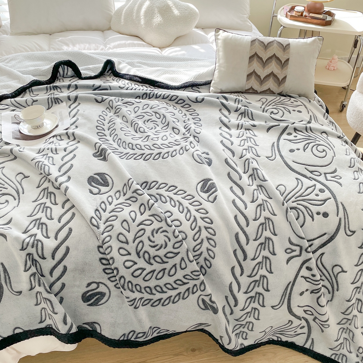 91家纺网 家纺一手货源 找家纺 来菲毛毯 2025新款高级感软糯保暖阳离子毛毯剪花复合毯可铺盖多功能办公盖毯 黑色