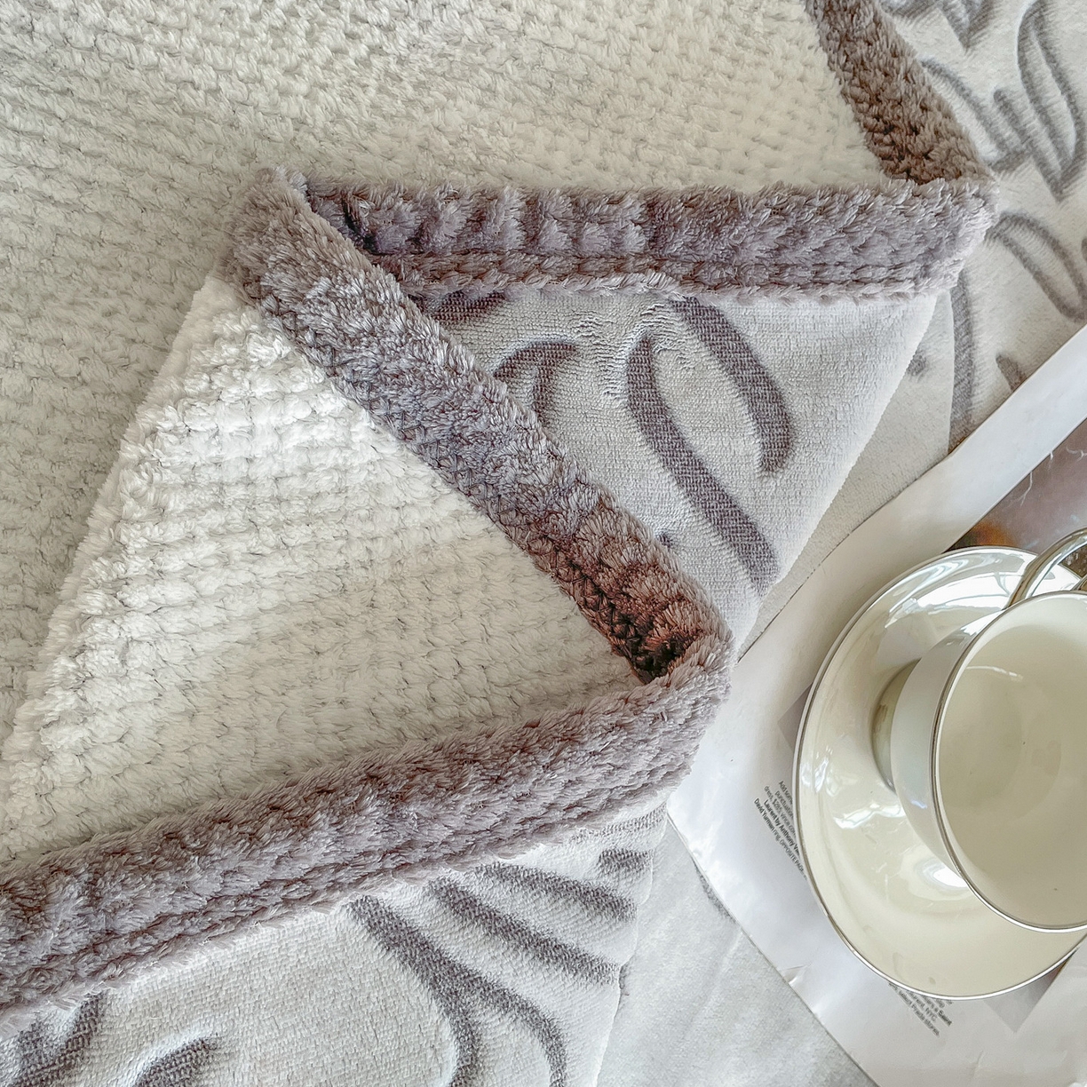 91家纺网 家纺一手货源 找家纺 来菲毛毯 2025新款高级感软糯保暖阳离子毛毯剪花复合毯可铺盖多功能办公盖毯 灰色