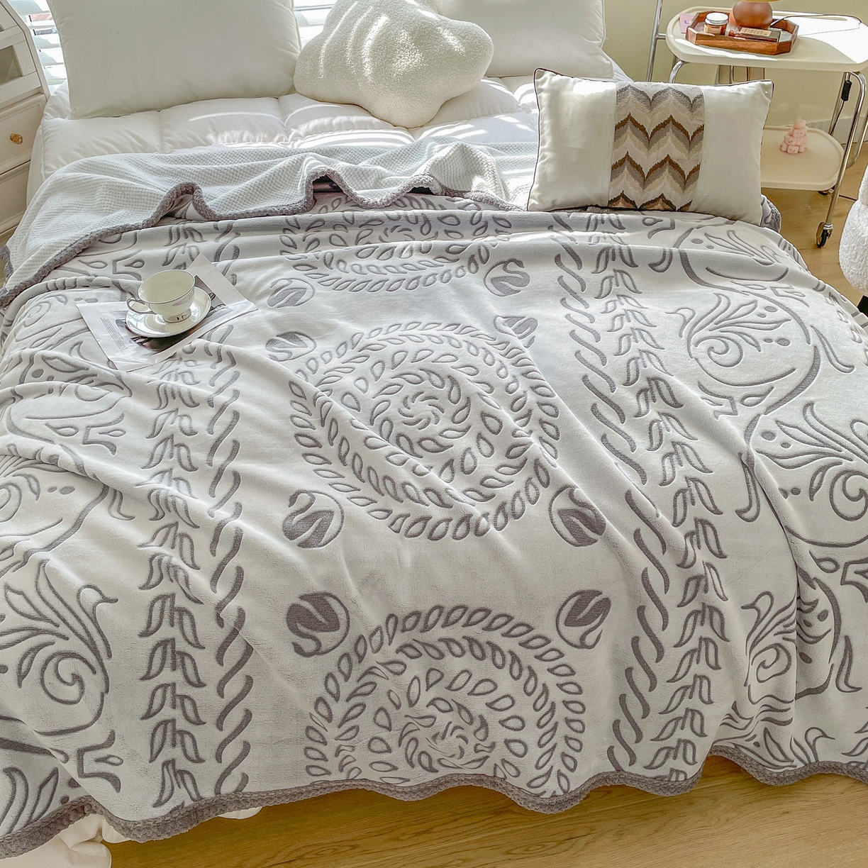 91家纺网 家纺一手货源 找家纺 来菲毛毯 2025新款高级感软糯保暖阳离子毛毯剪花复合毯可铺盖多功能办公盖毯 灰色