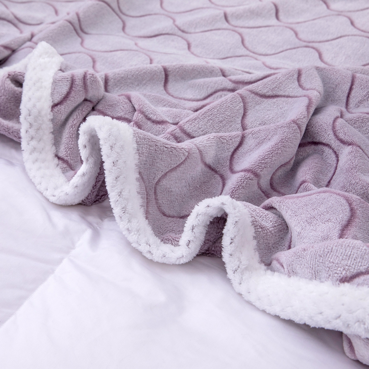 91家纺网 家纺一手货源 找家纺 来菲毛毯 2025新款3D雕花法兰绒毛毯 波纹