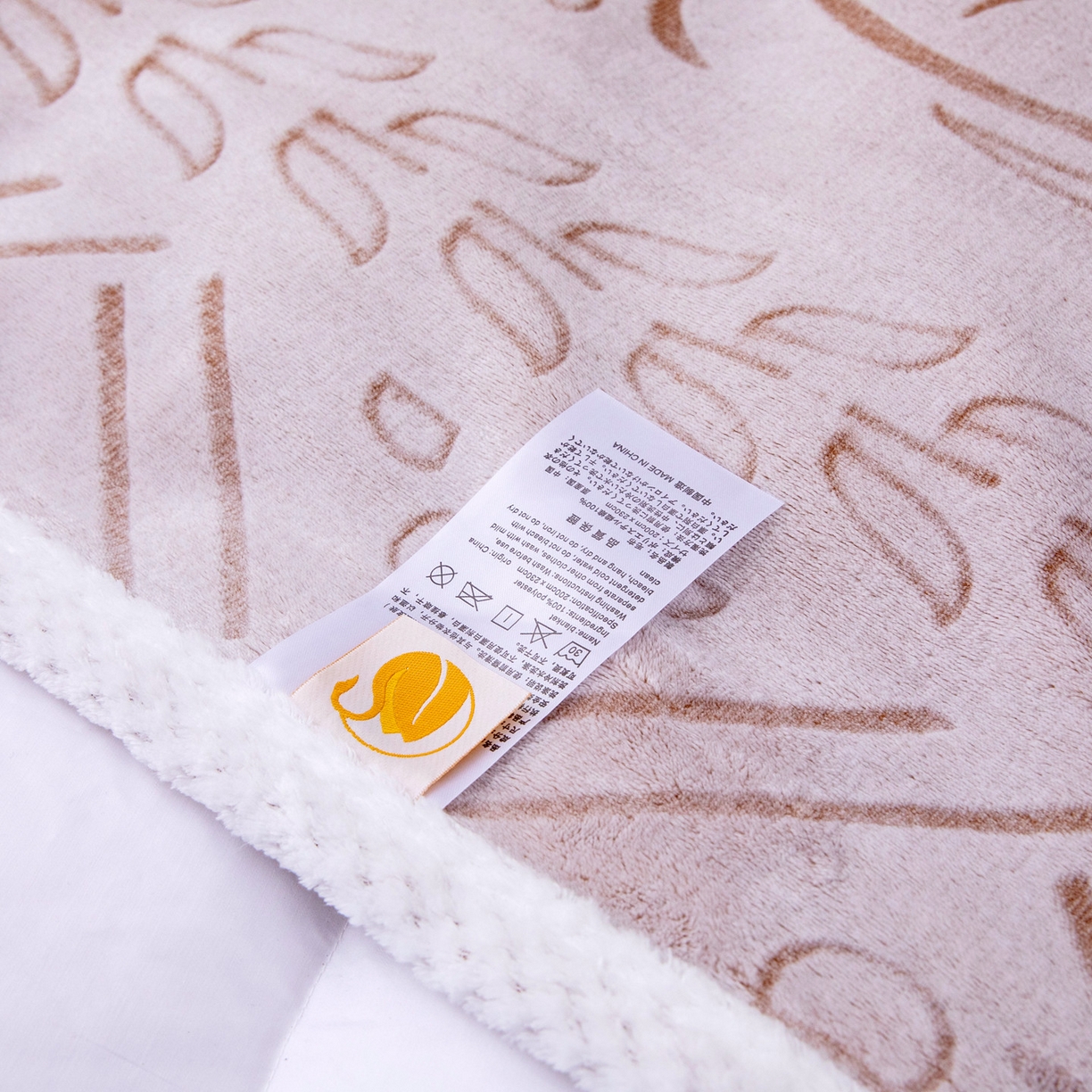 91家纺网 家纺一手货源 找家纺 来菲毛毯 2025新款3D雕花法兰绒毛毯 凤尾