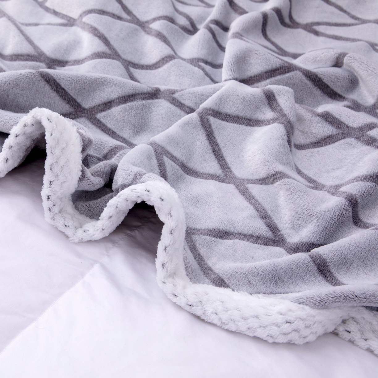 91家纺网 家纺一手货源 找家纺 来菲毛毯 2025新款3D雕花法兰绒毛毯 菱形