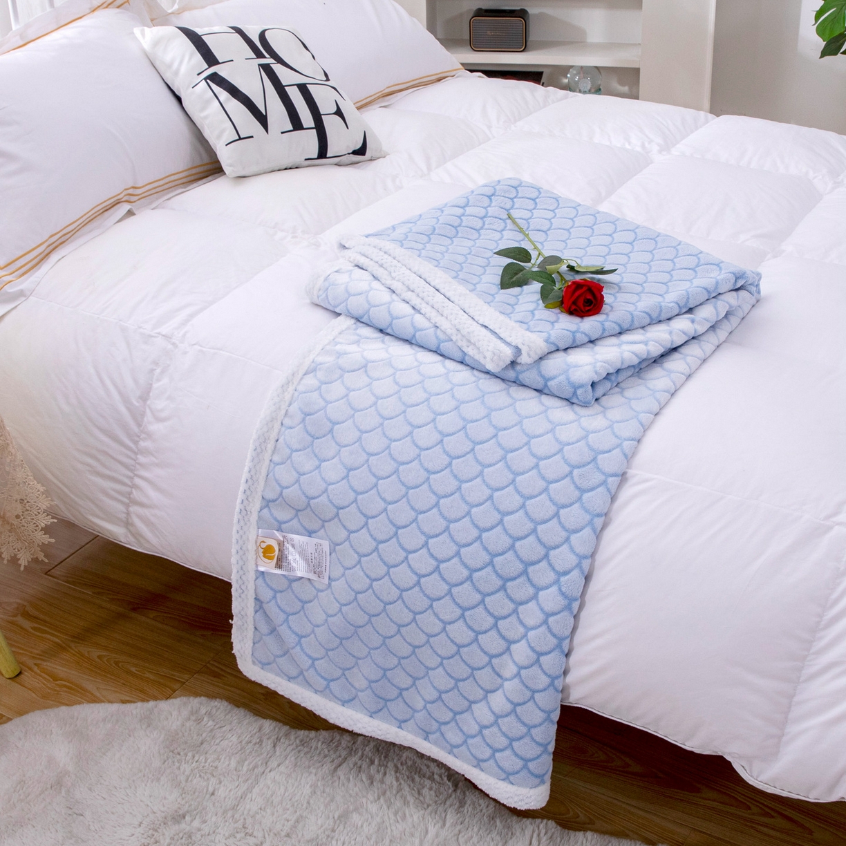 来菲毛毯 2025新款加厚法兰绒牛奶毯子北欧简约剪花毛毯多用途礼品盖毯