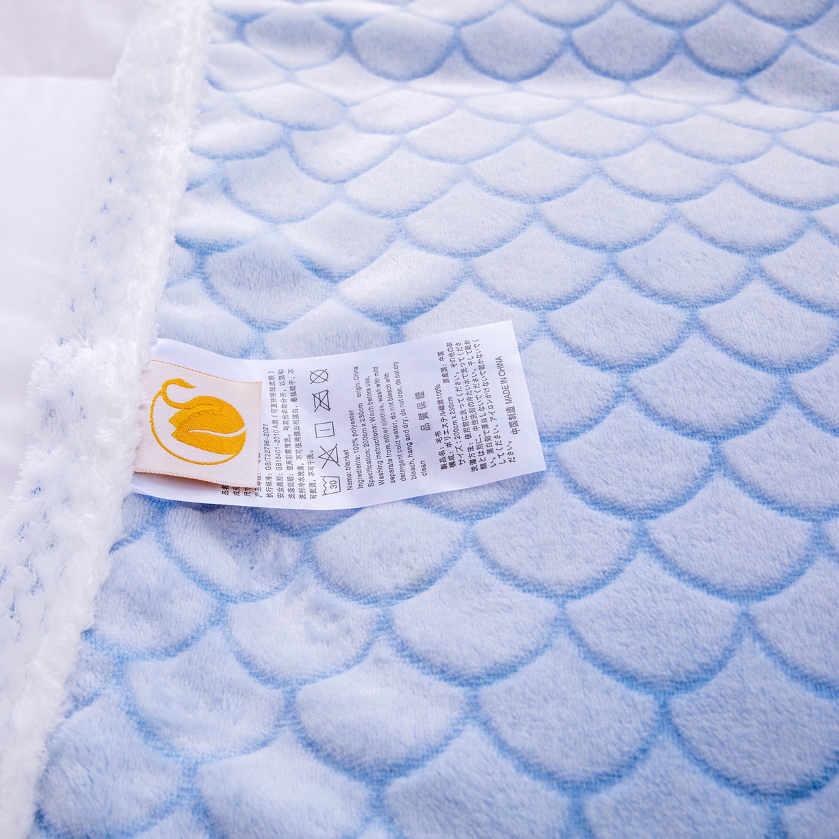 91家纺网 家纺一手货源 找家纺 来菲毛毯 2025新款加厚法兰绒牛奶毯子北欧简约剪花毛毯多用途礼品盖毯