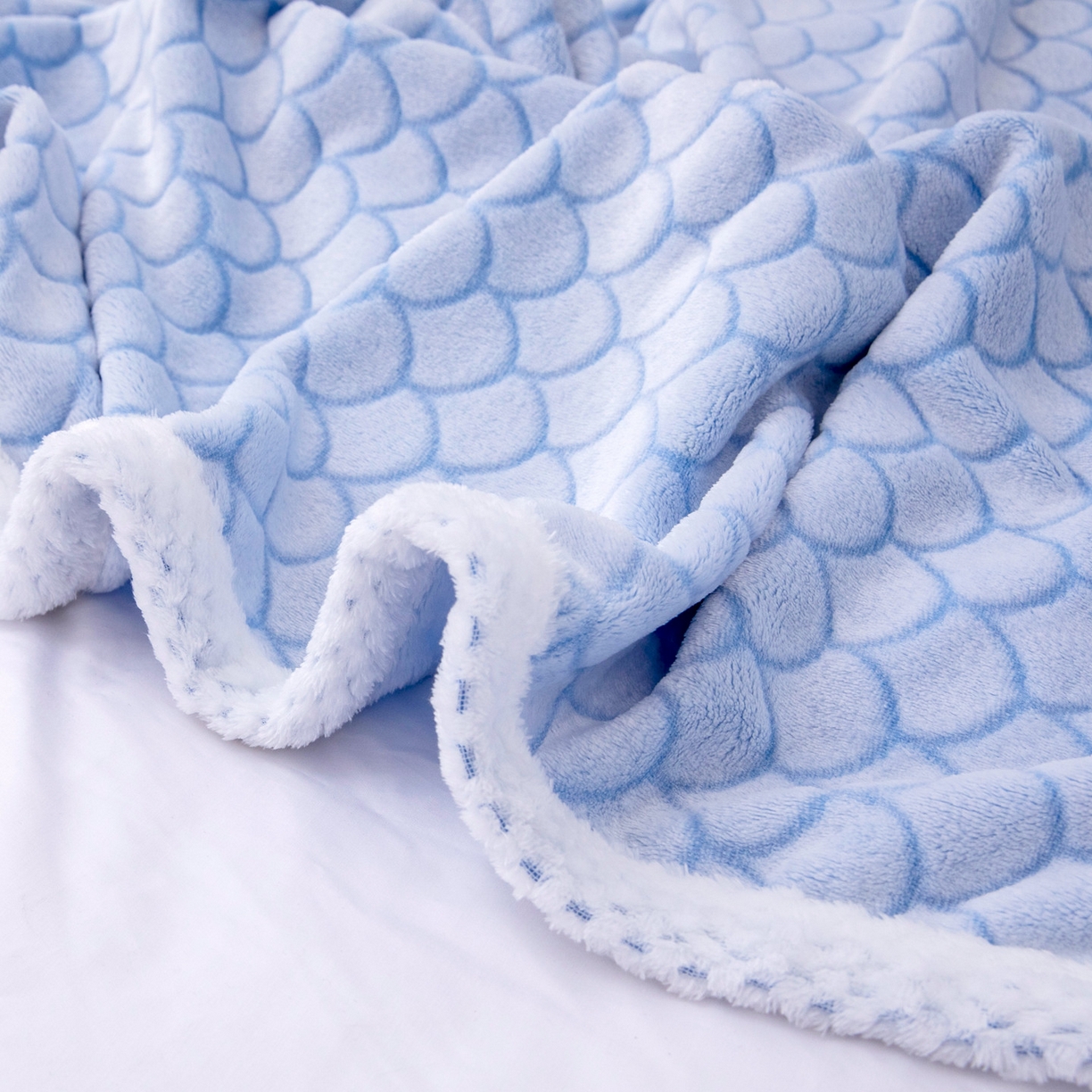 91家纺网 家纺一手货源 找家纺 来菲毛毯 2025新款加厚法兰绒牛奶毯子北欧简约剪花毛毯多用途礼品盖毯