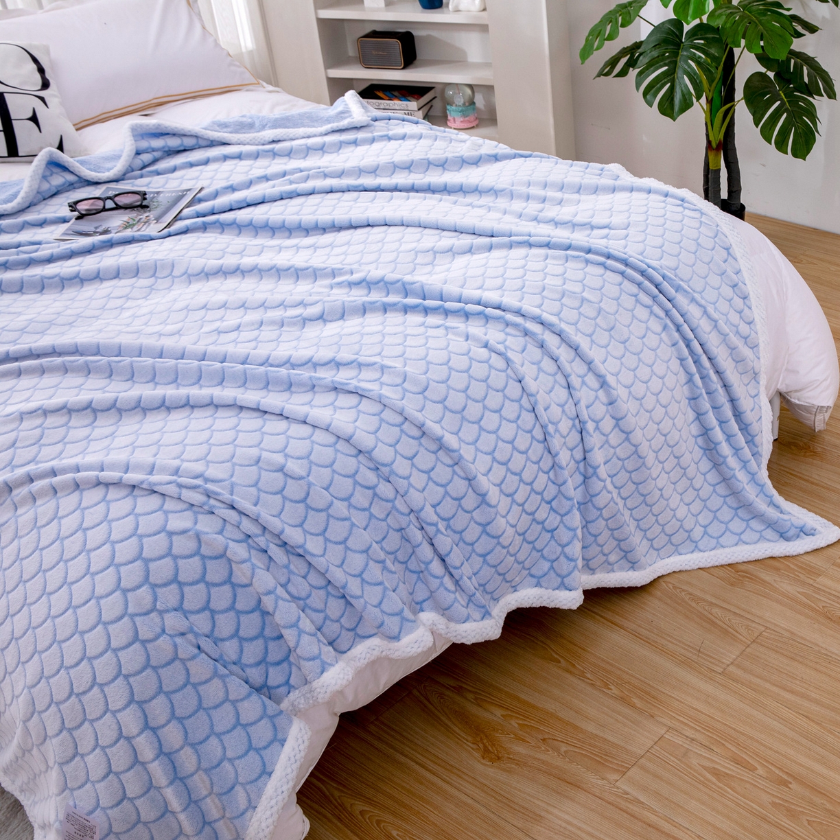 91家纺网 家纺一手货源 找家纺 来菲毛毯 2025新款加厚法兰绒牛奶毯子北欧简约剪花毛毯多用途礼品盖毯