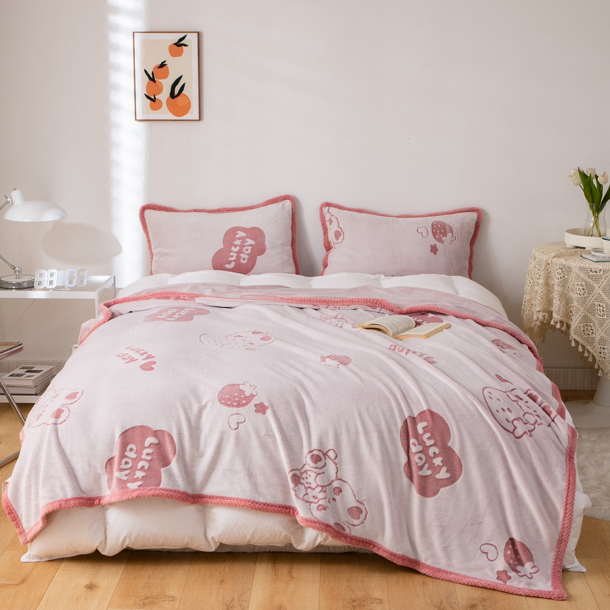 91家纺网 家纺一手货源 找家纺 （总）来菲毛毯 2025新款牛奶绒剪花毛毯被套保暖加厚亲肤透气秋冬居家被套/盖毯两用款