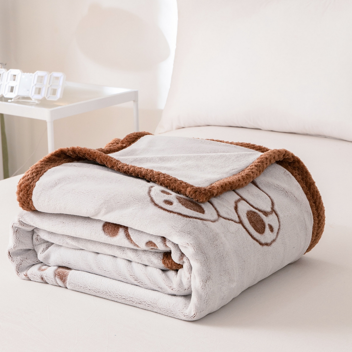 来菲毛毯 2025新款牛奶绒剪花毛毯被套保暖加厚亲肤透气秋冬居家被套/盖毯两用款 咖啡熊