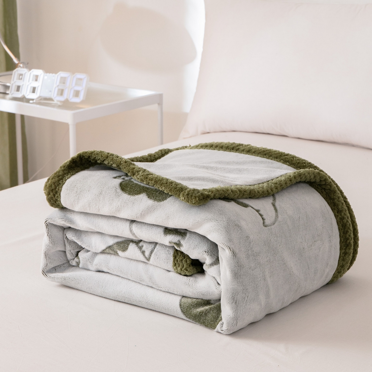 91家纺网 家纺一手货源 找家纺 （总）来菲毛毯 2025新款牛奶绒剪花毛毯被套保暖加厚亲肤透气秋冬居家被套/盖毯两用款