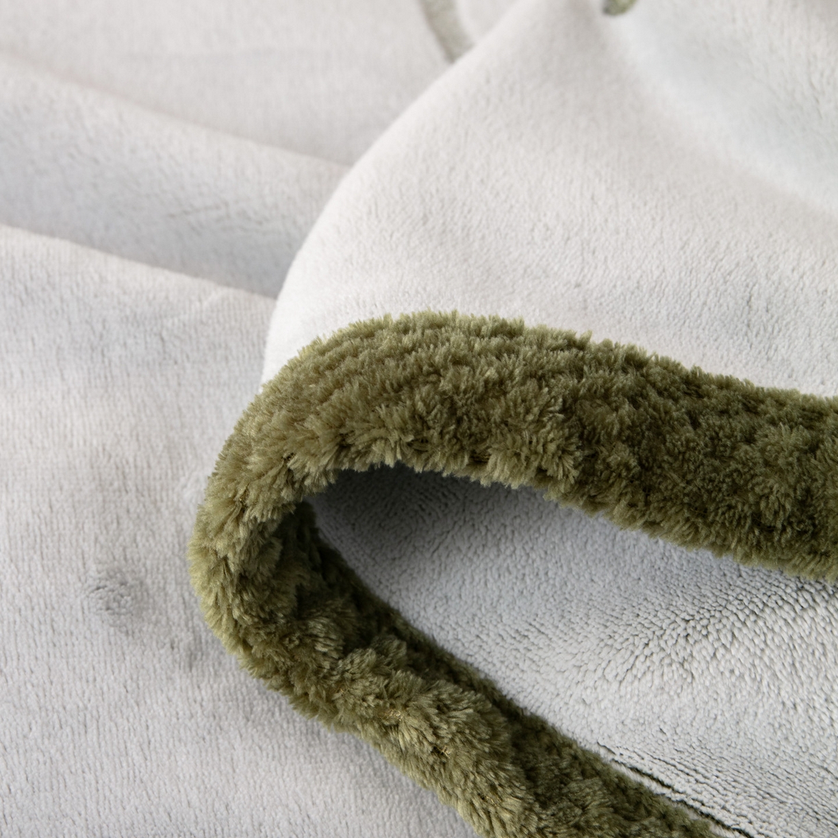 91家纺网 家纺一手货源 找家纺 来菲毛毯 2025新款牛奶绒剪花毛毯被套保暖加厚亲肤透气秋冬居家被套/盖毯两用款 绿恐龙