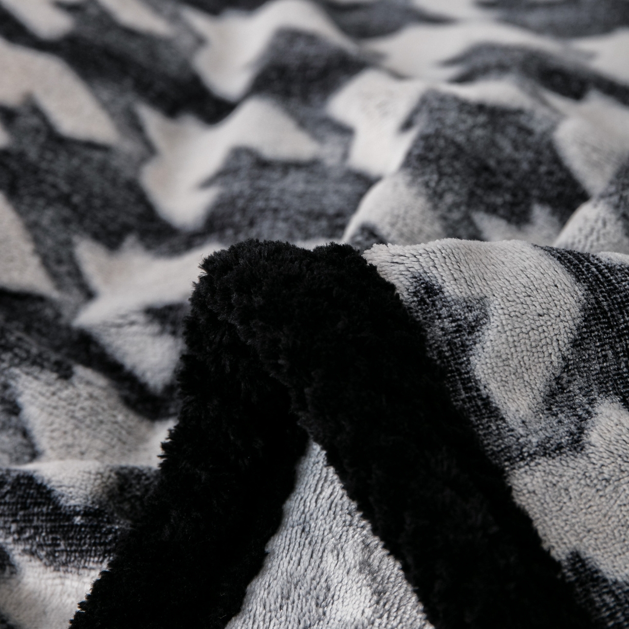 91家纺网 家纺一手货源 找家纺 来菲毛毯 2025新款牛奶绒剪花毛毯被套保暖加厚亲肤透气秋冬居家被套/盖毯两用款 千鸟格