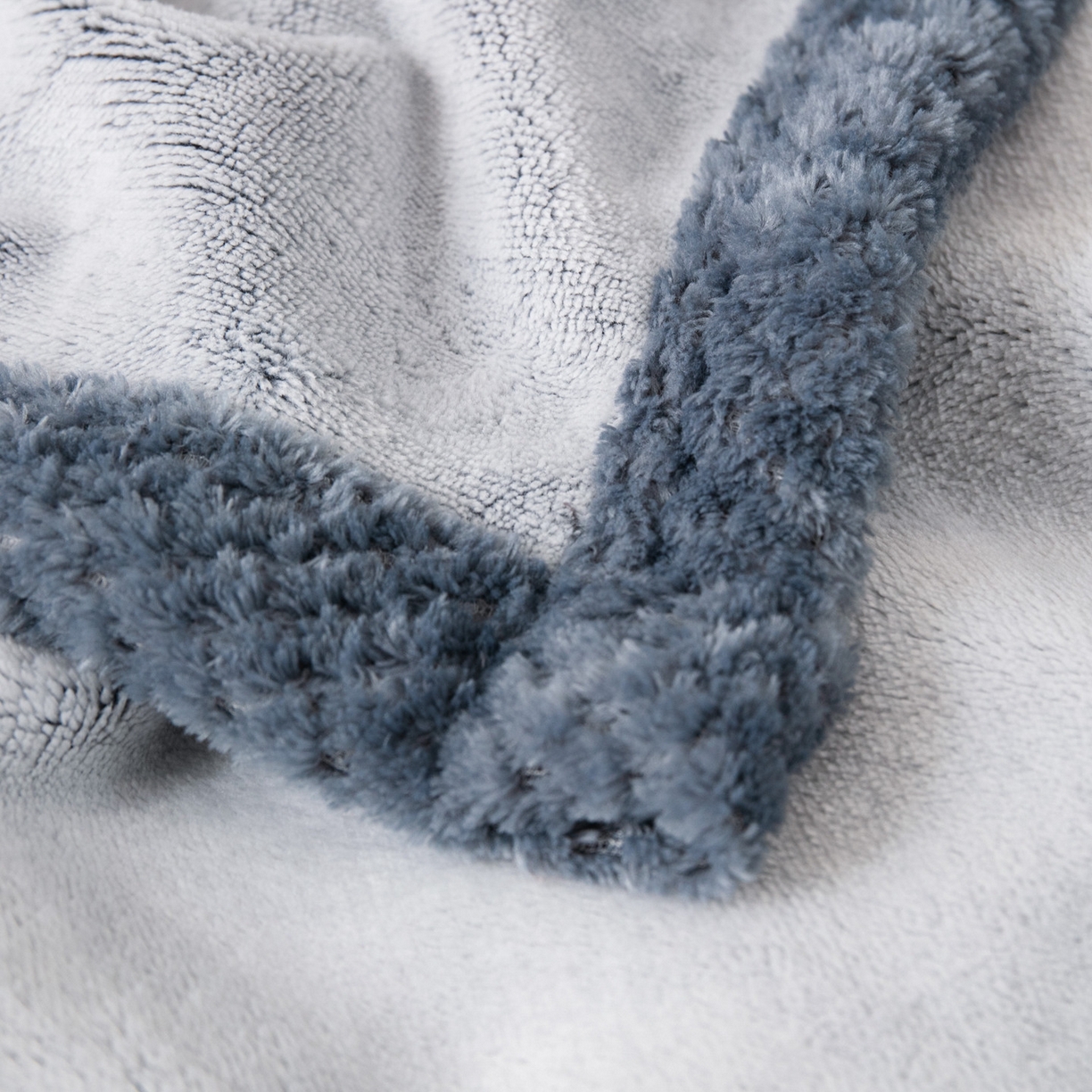 91家纺网 家纺一手货源 找家纺 来菲毛毯 2025新款牛奶绒剪花毛毯被套保暖加厚亲肤透气秋冬居家被套/盖毯两用款 灰蓝公式