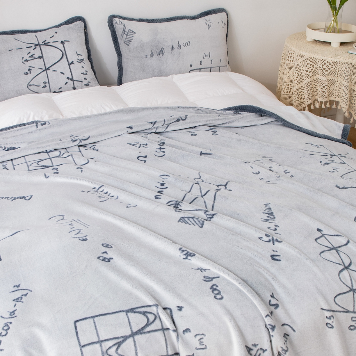 91家纺网 家纺一手货源 找家纺 来菲毛毯 2025新款牛奶绒剪花毛毯被套保暖加厚亲肤透气秋冬居家被套/盖毯两用款 灰蓝公式