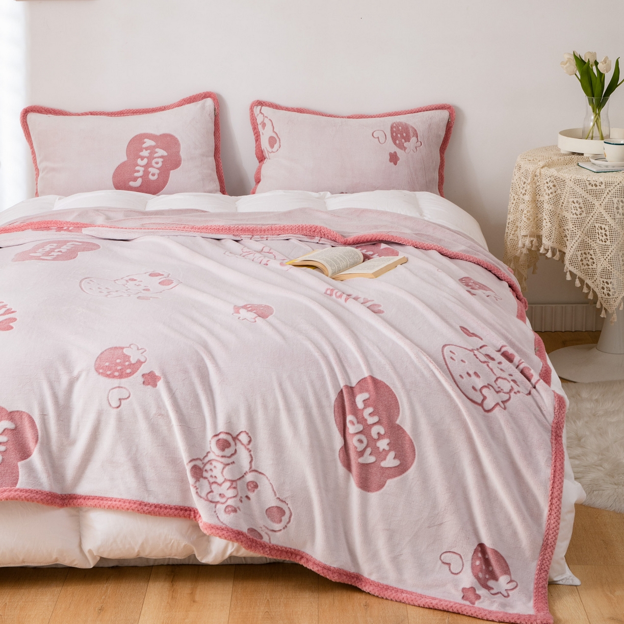 91家纺网 家纺一手货源 找家纺 来菲毛毯 2025新款牛奶绒剪花毛毯被套保暖加厚亲肤透气秋冬居家被套/盖毯两用款 粉兔兔