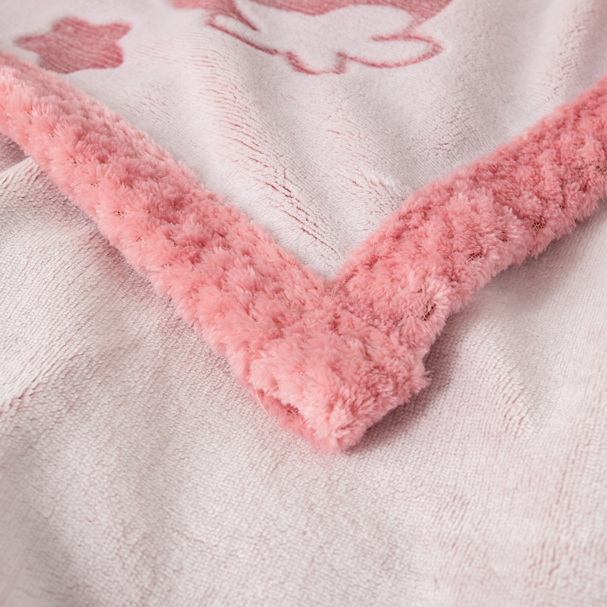 91家纺网 家纺一手货源 找家纺 来菲毛毯 2025新款牛奶绒剪花毛毯被套保暖加厚亲肤透气秋冬居家被套/盖毯两用款 粉兔兔