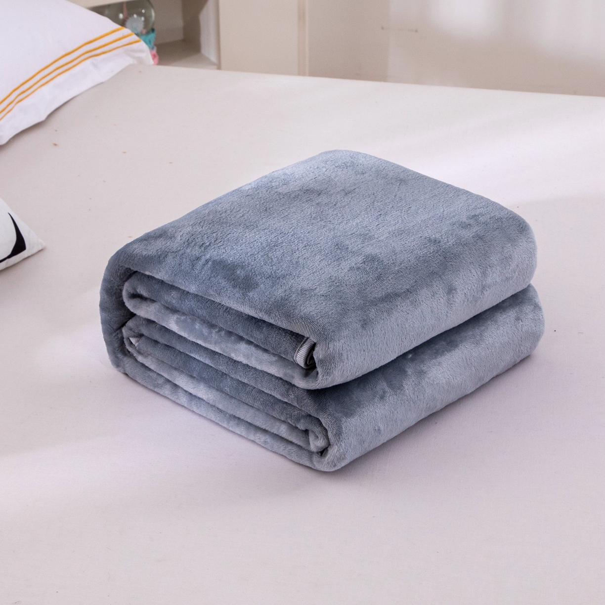 91家纺网 家纺一手货源 找家纺 （总）来菲毛毯 2025新款240克轻盈保暖秋冬居家办公柔软亲肤午休小毯子便携车载毯
