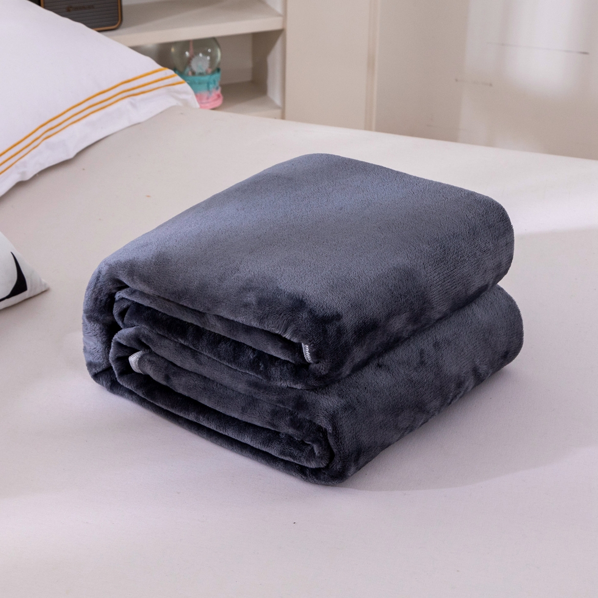 91家纺网 家纺一手货源 找家纺 （总）来菲毛毯 2025新款240克轻盈保暖秋冬居家办公柔软亲肤午休小毯子便携车载毯