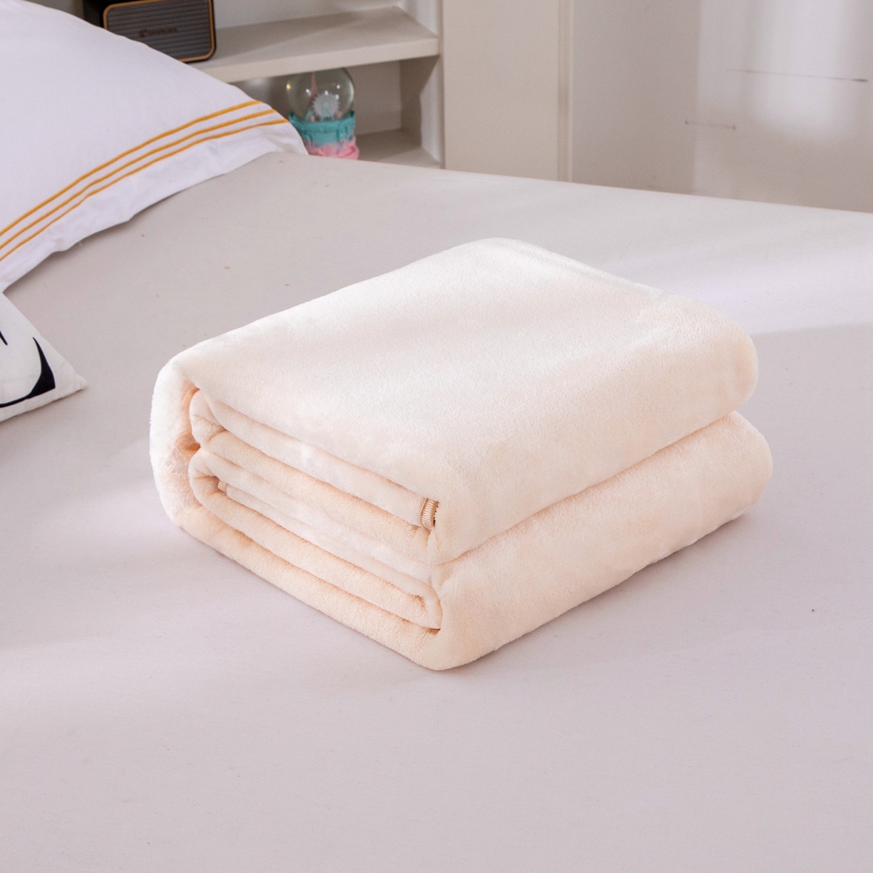 91家纺网 家纺一手货源 找家纺 （总）来菲毛毯 2025新款240克轻盈保暖秋冬居家办公柔软亲肤午休小毯子便携车载毯