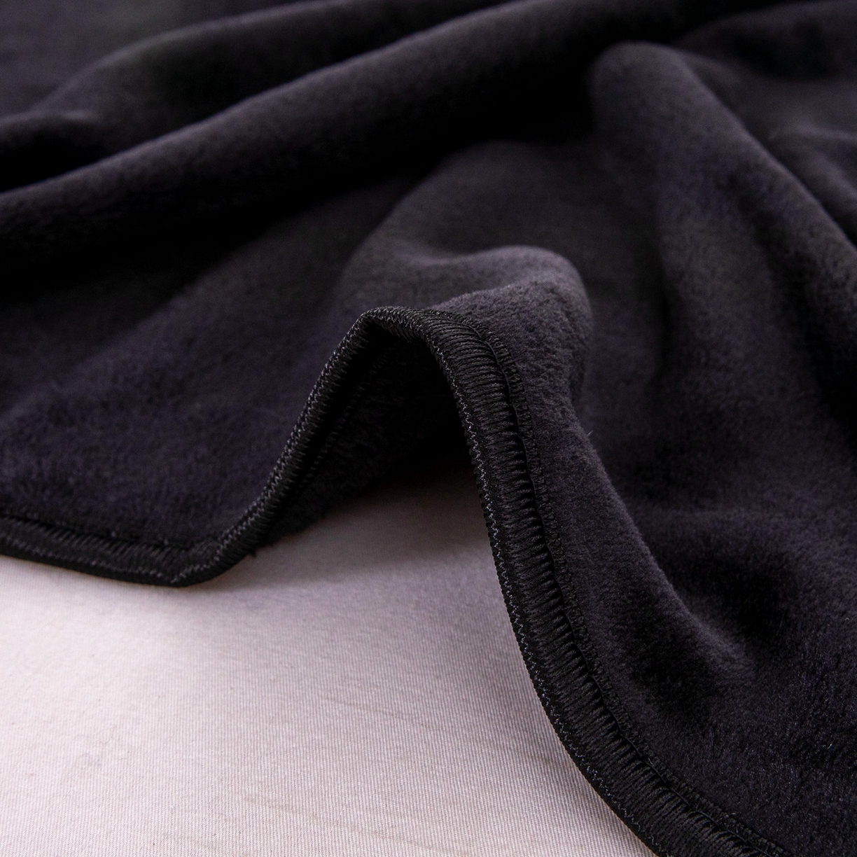 91家纺网 家纺一手货源 找家纺 （总）来菲毛毯 2025新款240克轻盈保暖秋冬居家办公柔软亲肤午休小毯子便携车载毯