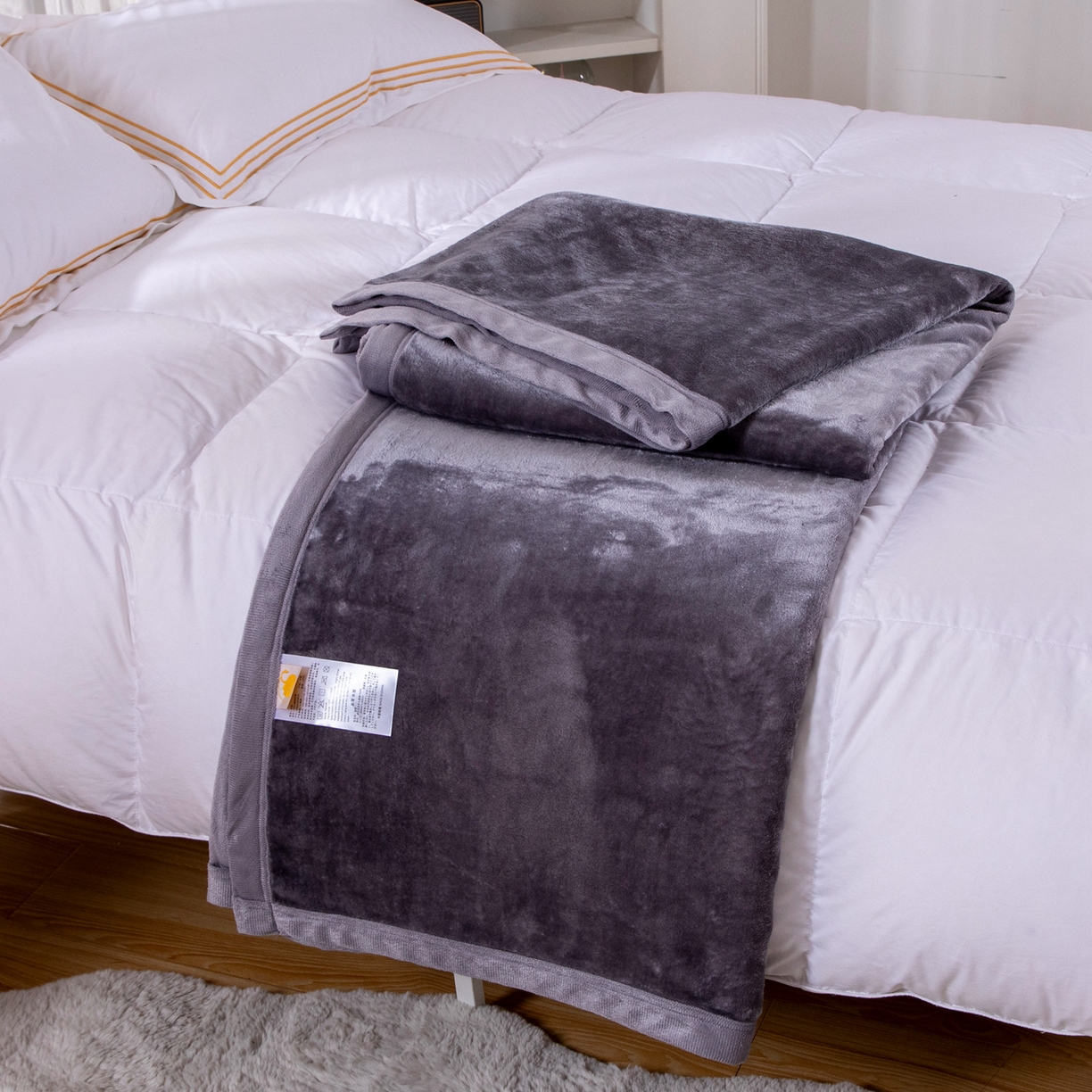 91家纺网 家纺一手货源 找家纺 来菲毛毯 2025新款500克简约双面加厚科技暖绒毯秋冬居家盖身/沙发午休/双人保暖多用款 极致灰
