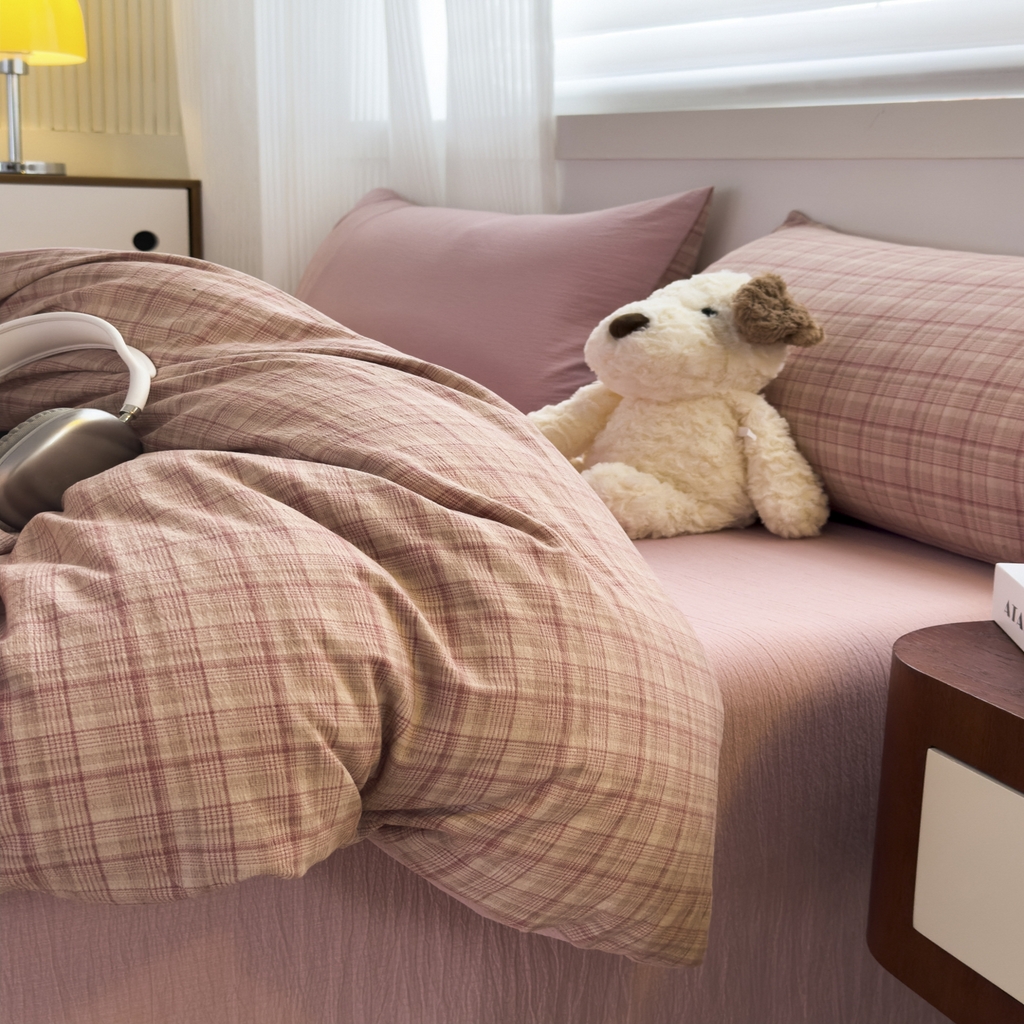 91家纺网 家纺一手货源 找家纺 亨通家纺 2025新款复古原麻双层纱格子系列四件套 粉格甜梦