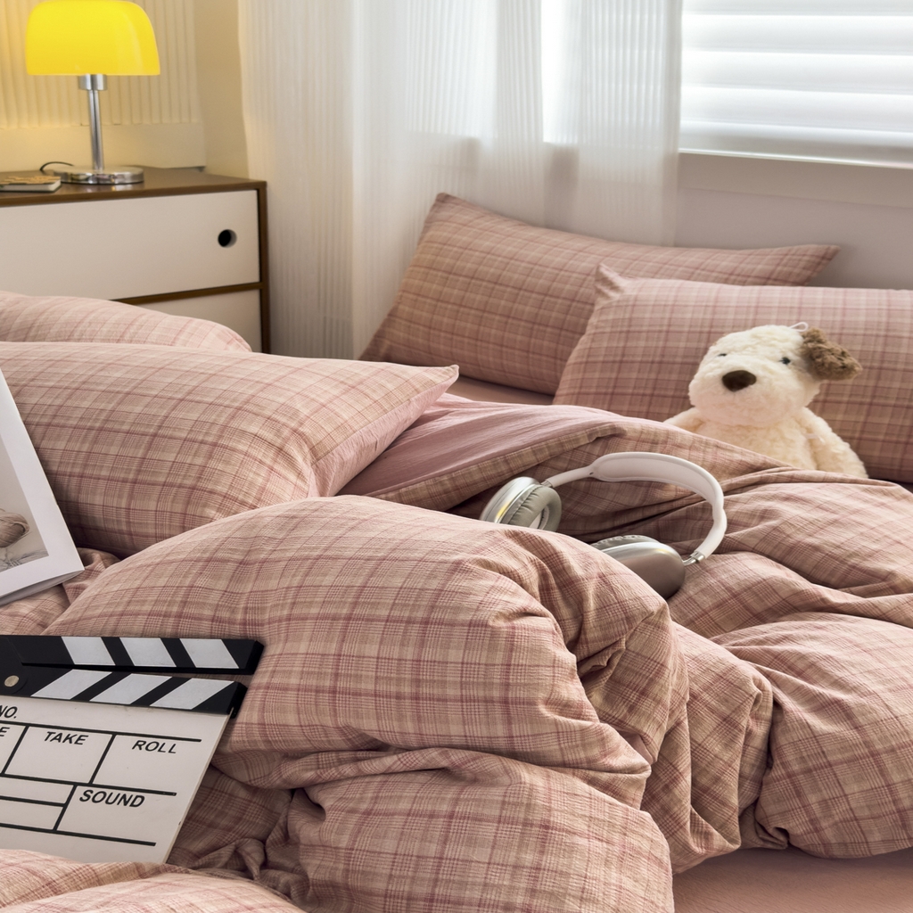 91家纺网 家纺一手货源 找家纺 亨通家纺 2025新款复古原麻双层纱格子系列四件套 粉格甜梦