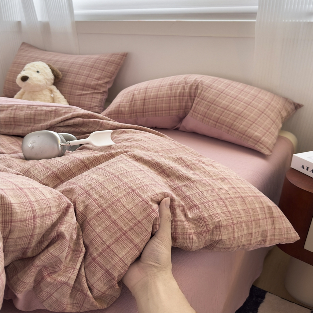 91家纺网 家纺一手货源 找家纺 亨通家纺 2025新款复古原麻双层纱格子系列四件套 粉格甜梦