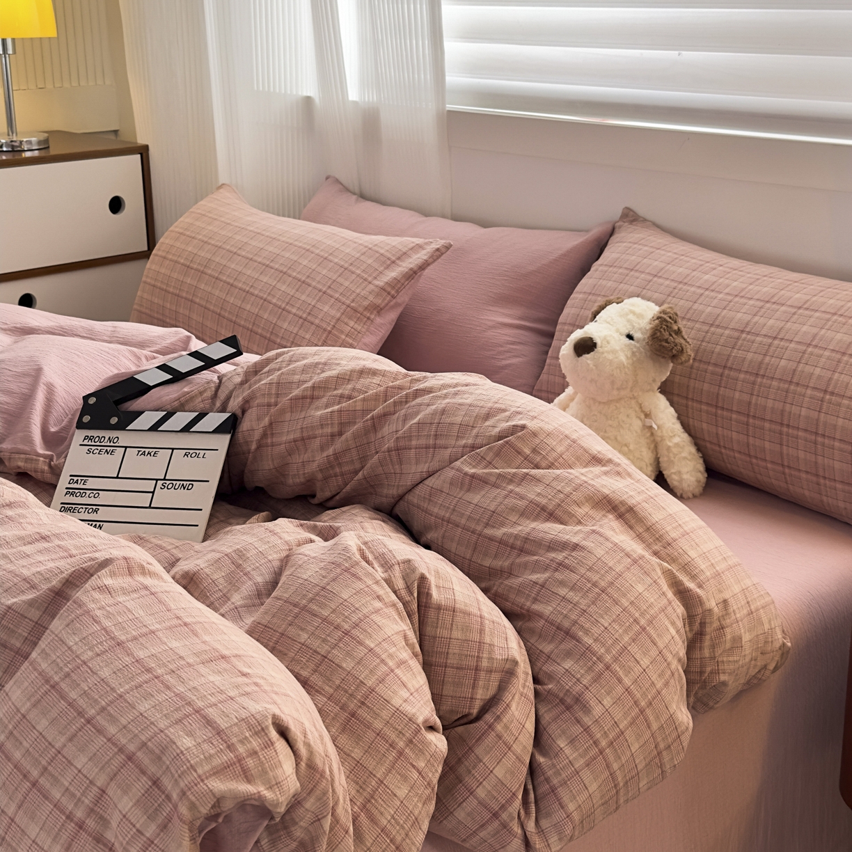 91家纺网 家纺一手货源 找家纺 亨通家纺 2025新款复古原麻双层纱格子系列四件套 粉格甜梦