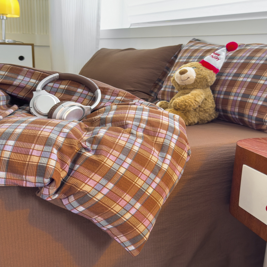 91家纺网 家纺一手货源 找家纺 亨通家纺 2025新款复古原麻双层纱格子系列四件套 焦糖格梦