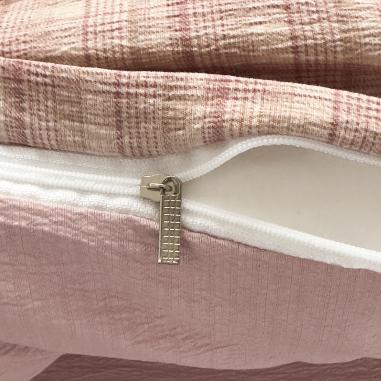 91家纺网 家纺一手货源 找家纺 亨通家纺 2025新款复古原麻双层纱格子系列四件套 粉格甜梦